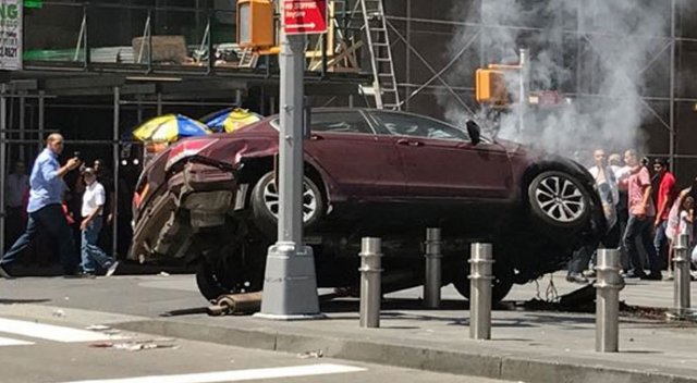 New York&#039;ta araç yayaların arasına daldı: Ölü ve yaralılar var