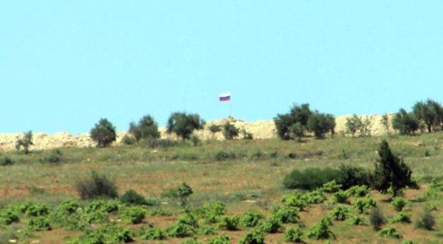 Suriye sınırına Rus bayrağı çektiler