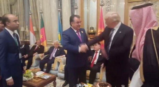 Trump, Tacik mevkidaşına kolunu kaptırdı