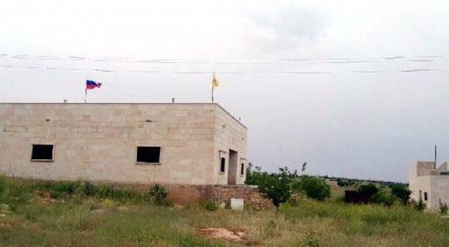 Türkiye&#039;nin vurduğu Afrin&#039;deki YPG binaların Rusya kendi bayraklarını astı
