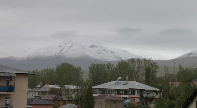 Varto&#039;nun dağlarına Mayıs ayında kar düştü