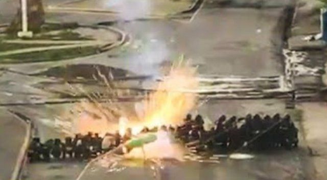 Venezuela&#039;da çatışma! Protestocular polisleri böyle vurdu