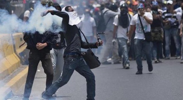 Venezuela&#039;da göstericiler bir askeri döverek öldürdü