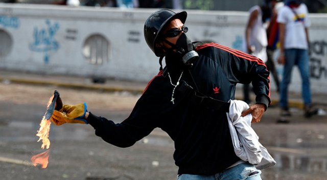 Venezuela&#039;da protestocular emekli bir askeri döverek öldürdü