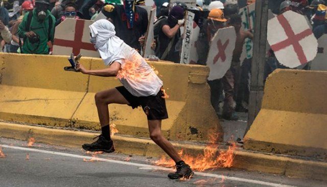 Venezuela&#039;da tansiyon düşmüyor: 34 ölü, 200 yaralı