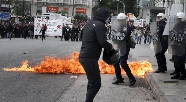 Yunanistan&#039;da kemer sıkma protestosu