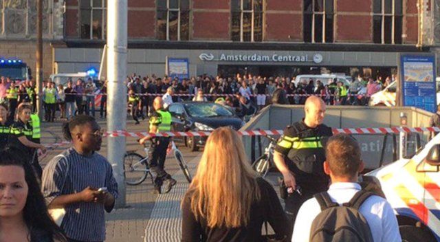 Amsterdam&#039;da bir araç yayaları ezdi: 5 yaralı