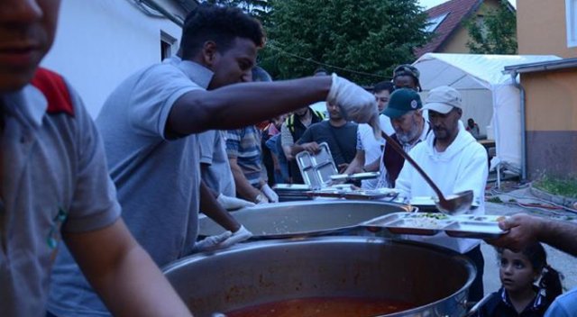 Avusturya’daki Müslümanlardan sığınmacılara iftar