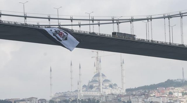 Beşiktaş&#039;ın bayrağı köprüye asıldı