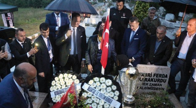 Beşiktaş&#039;ın şampiyonluk kupasını şehidin mezarına götürdüler