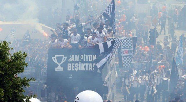 Beşiktaş Park&#039;ta meşaleli kutlama