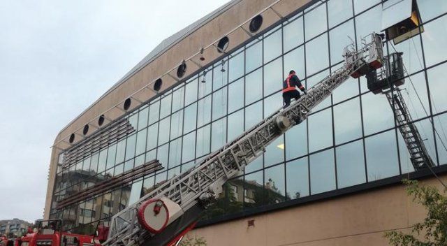 Beşiktaş&#039;ta AVM&#039;de yangın! Vatandaşlar ve çalışanlar çıkarıldı