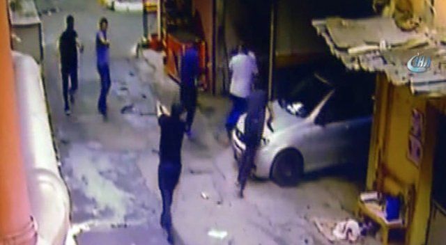 Beyoğlu’nda esnaf ile torbacılar arasındaki silahlı çatışma kamerada