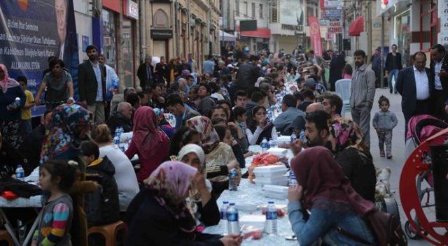 Bir kilometrelik iftar sofrasında 3 bin kişi oruç açtı