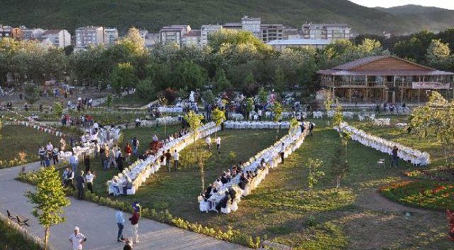 Bitlis Tatvan&#039;da 10 bin kişiye iftar