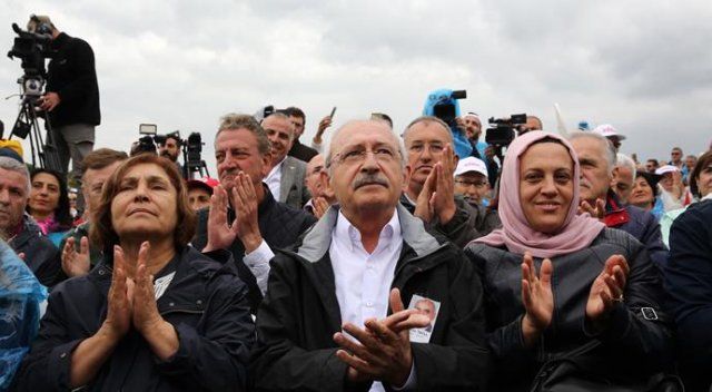 CHP lideri Kılıçdaroğlu eşiyle birlikte yürüdü
