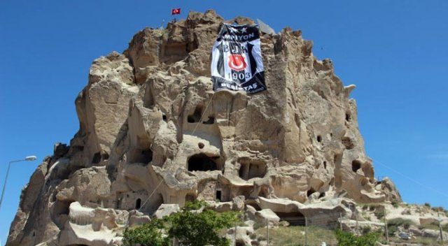 Dünyanın en yüksek peribacasına Beşiktaş bayrağı asıldı