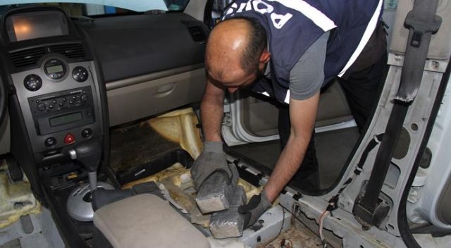 Erzincan&#039;da bir arabadan 41 kilo eroin çıktı