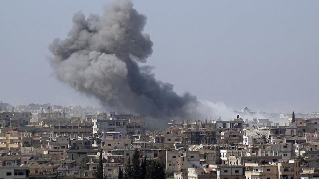 Esad rejimi Dera&#039;yı napalm ile vuruyor