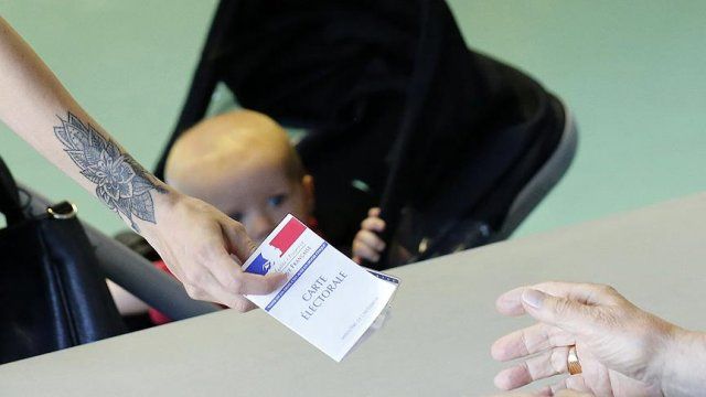 Fransa&#039;da Macron&#039;un partisi seçimden zaferle çıktı
