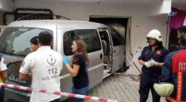 İstanbul&#039;da feci kaza! Minibüs eve daldı...