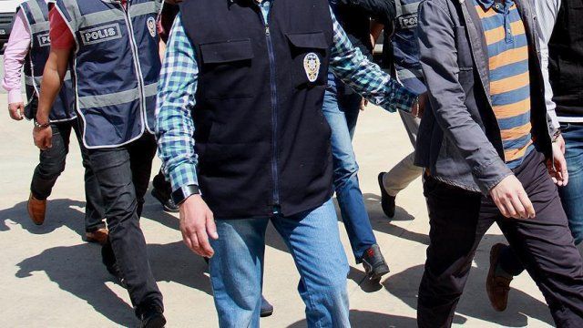 İzmir&#039;de FETÖ/PDY operasyonu: 19 gözaltı