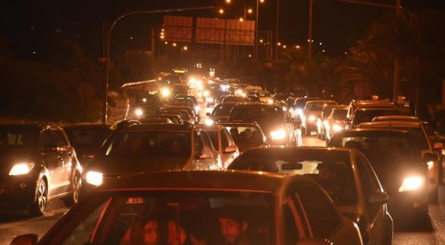 İzmir&#039;de tatil dönüşü trafik çilesi