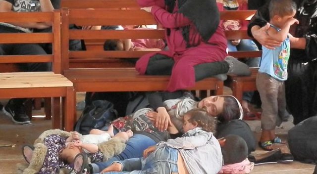 İzmir&#039;de Yunanistan&#039;a kaçmaya çalışan 50 mülteci yakalandı