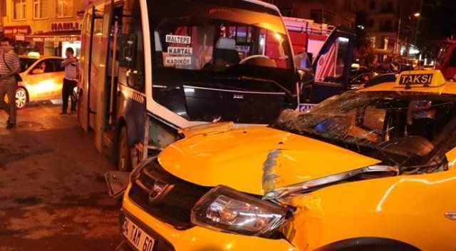Kadıköy&#039;de iki araç çarpıştı: 6 yaralı