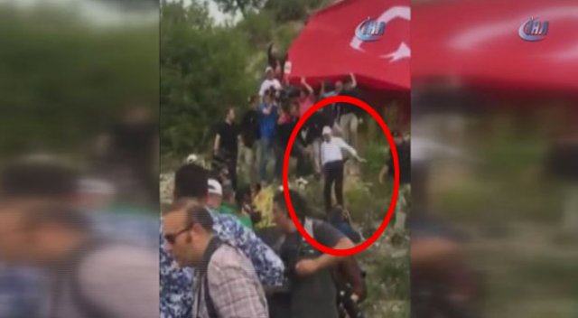 Kemal Kılıçdaroğlu yürüyüş sırasında böyle düştü