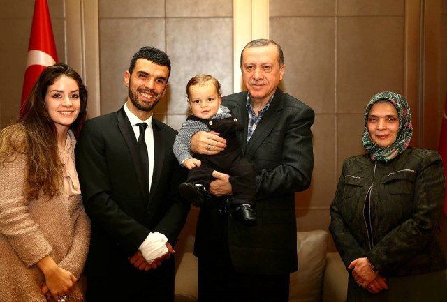 Kenan Sofuoğlu&#039;nun emekleyen oğlu iftarda yüzleri güldürdü