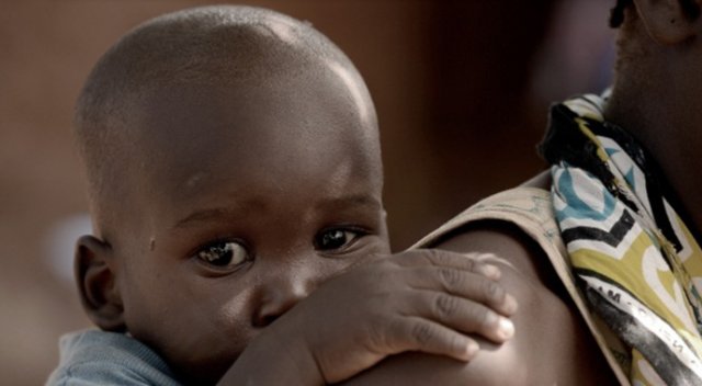 Kenya&#039;da yüz binlerce çocuk zor şartlarda hayata tutunmaya çalışıyor