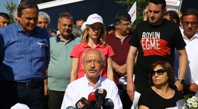 Kılıçdaroğlu&#039;nun oğlu TKP&#039;nin sloganıyla yürüdü