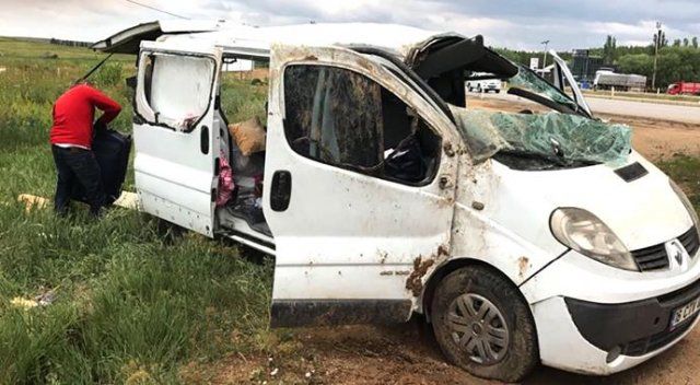 Kırşehir&#039;de minibüs şarampole devrildi: 15 yaralı