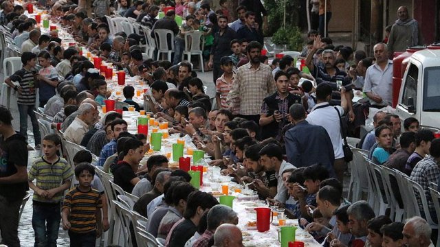 Kuşatma altındaki Doğu Guta&#039;da 2 bin kişilik iftar