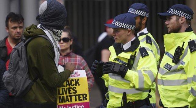 Londra&#039;da polis ile protestocular arasında gerginlik