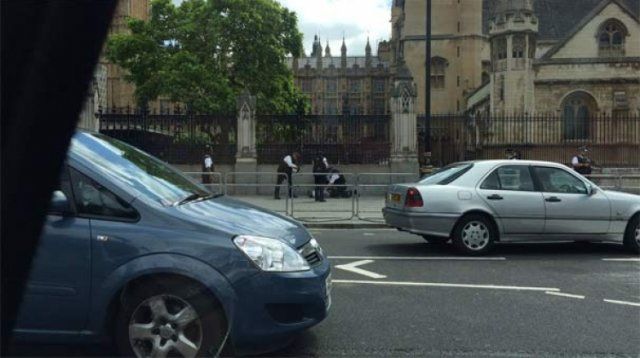 Londra&#039;da silah sesleri! Parlamento kapatıldı