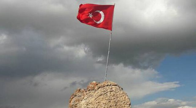 Mehmetçik Kato Dağı&#039;nın zirvesine Türk Bayrağı çekti