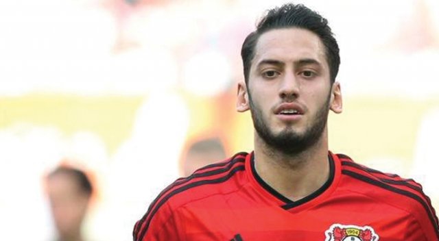 Menajeri açıkladı: Hakan Çalhanoğlu Milan&#039;a transfer oluyor