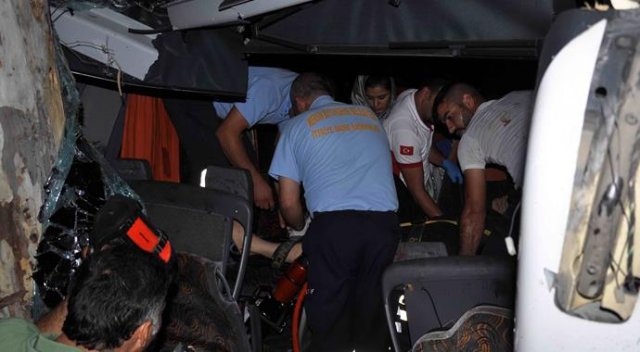 Mersin&#039;de feci kaza: 1 ölü 20 yaralı