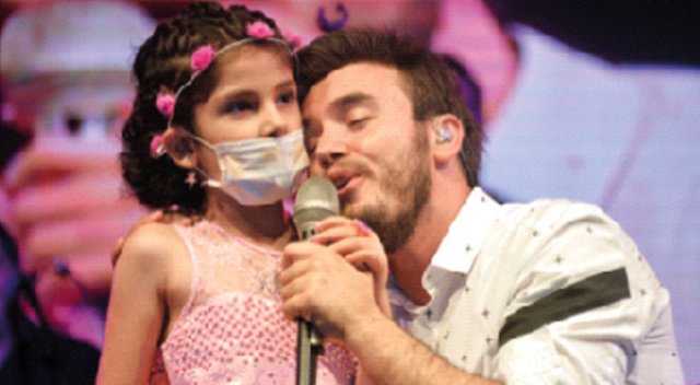 Mustafa Ceceli kanser hastası kızın hayalini gerçekleştirdi