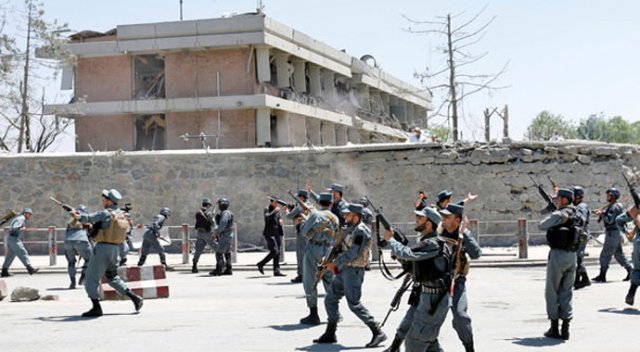 Öfkeli Afgan göstericiler ateş açılarak durdurulabildi