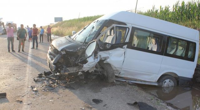 Osmaniye&#039;de otomobil ile minibüs çarpıştı: 1 ölü, 8 yaralı