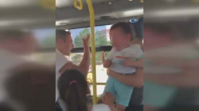 Otobüs şoförü çocuklu kadının üzerine yürüdü