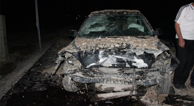 Otomobil kum yığınına çarptı: 7 yaralı