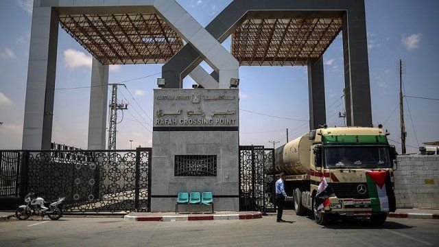 Refah Sınır Kapısı&#039;ndan Gazze&#039;ye akaryakıt sevkiyatı başladı
