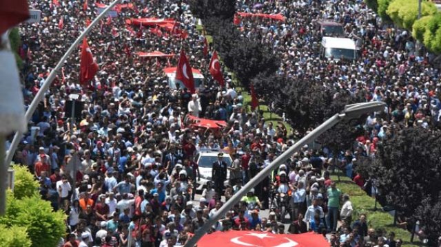 Şehit polis Dündar&#039;ı, son yolculuğuna 15 bin kişi uğurladı