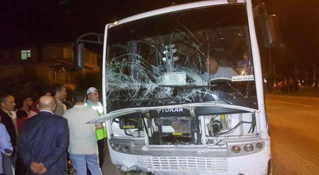Servis otobüsü kamyonetle çarpıştı: 5 ölü