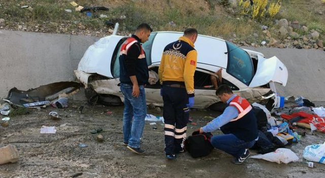 Sivas&#039;ta otomobil su kanalına uçtu, 2 kişi öldü