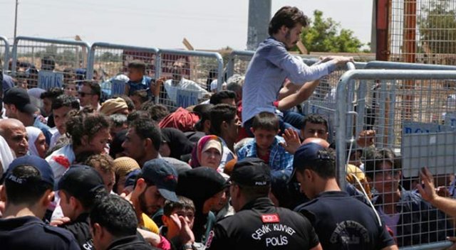Suriyeliler sınır kapısında izdiham yaşattı